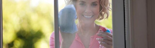 Nema više napornog ribanja i mutnog stakla: Ovaj starinski trik briše štrafte s prozora za tren oka!