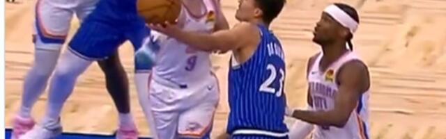 Nestvarna scena u Orlandu: Igrač patikom (?!) udario najluđu rampu u istoriji NBA lige