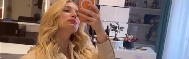 Nestvaran izgled naše pevačice 20 dana nakon porođaja! Otišla na sređivanje, prošetala izrez do pola butine