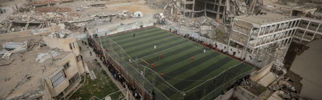 Nebeska udica na drugom kraju sveta: Sravnili ih sa zemljom, a oni u mraku i užasu - igraju fudbal! /FOTO/