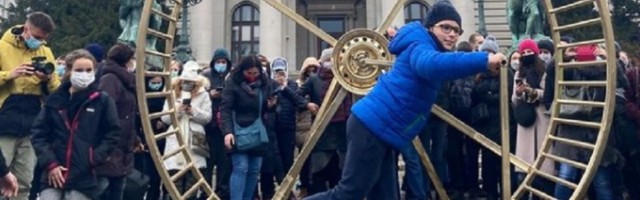 SISTEM NAS LAŽE Novi performans Pijaniste pred Skupštinom