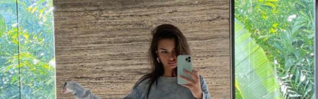 PADAJU VILICE NA PRAŠNJAVU ZADNJICU "MANEKENKE IZ KUPLERAJA": Emili puca od provokacije, dole ima samo TRAČICU (FOTO)