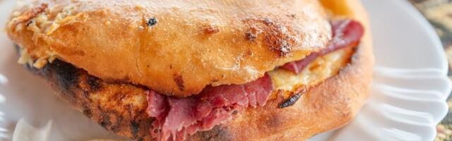 Lepinja punjena sirom iz rerne! Hrskava spolja, a iznutra mekana kao duša (VIDEO)