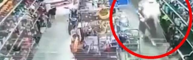 MUŠKARAC MASKIRAN U DEDA MRAZA I UBIO VLASNIKA PRODAVNICE: Napravio selfi pa izvadio oružje, KAMERE SNIMILE CEO UŽAS (VIDEO)
