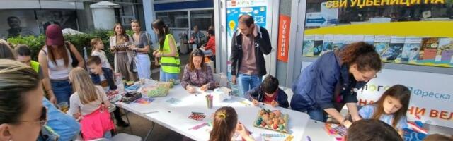 "Šarena jaja, a ne šarene laži": Studenti i građani zajedno farbaju jaja ispred RTS-a (FOTO, VIDEO)