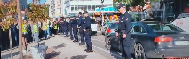 Dve strane Srbije u Nišu, policija čuva SNS autobuse – ratni veterani i bajkeri studente
