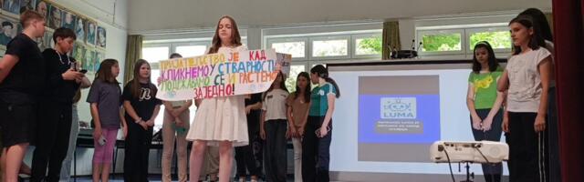 Hakerski pismenjaci o medijskoj pismenosti kroz predstavu pred punom salom u  školi u Guberevcu