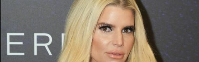 ŠOK IZDANJE Džesike Simpson: Utegla se u lateks haljinu i izbacila bujno poprsje (FOTO)