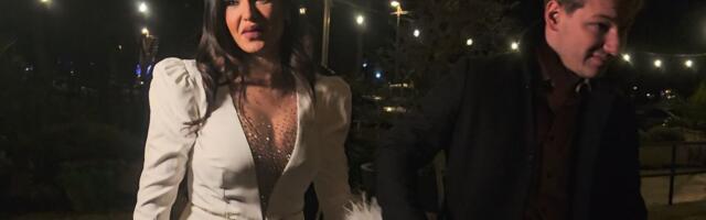 Tanja Savić u izazovnoj haljini sa dubokim prorezima: Muki je ne ispušta iz ruku, a tu je i brat sa ženom