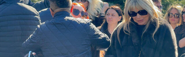 Marija Šerifović čvrsto grli Popovićevu ćerku na groblju, pa pala Suzani u zagrljaj: Onda je prišla grobu