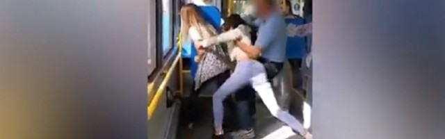 "Briši broj mog dečka": Zašto su se devojke tukle u busu (FOTO)