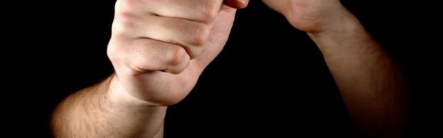 PIJAN TUKAO SUPRUGU I ĆERKU, PA NASRNUO I NA POLICAJCA! Uhapšen nasilnik iz Vranja