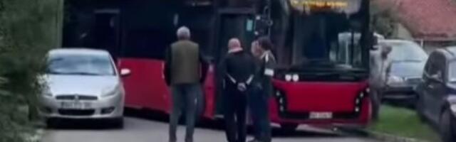 Autobusi stoje: Bahati vozač blokirao saobraćaj u Zemunu (VIDEO)