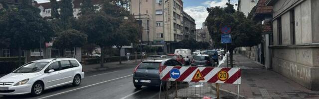 Gužve u Generala Milojka Lešjanina u centru Niša dva meseca zbog ograđenog šahta