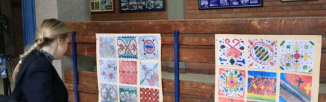 Bidgošč i Kragujevac spojili kreativnost: Folklorni motivi Kujavskog regiona i Šumadije na radovima izloženim u OŠ  Milutin i Draginja Todorović