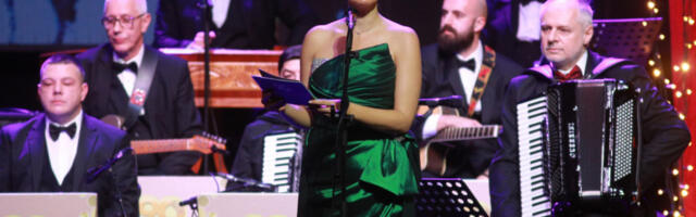 MARIJA VELJKOVIĆ žešća od Merlinke: Crveno je njena boja, bretele spale, a haljina istakla duge noge - mreže gore (FOTO)