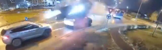 NEVEROVATNA NESREĆA U RUMUNIJI: Mercedesom izgubio kontrolu pa PRELETEO dva vozila! (VIDEO)