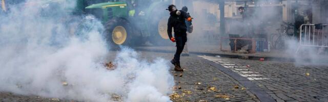 (VIDEO) Zapamtite ovu scenu iz Brisela! Šok tokom protesta seljaka: "Tako simbolično za EU"