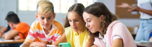 Prosvetari o telefonima u školama: Država da preuzme odgovornost