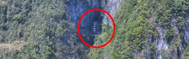 Živi sam u kući na ivici pećine već 50 godina: Nakon smrti roditelja braća i sestre ga ostavili, on nije želeo da ode (FOTO)