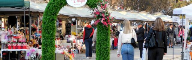 TRI DANA ZA NALAŽENJE POKLONA Zavirite u osmomartovski bazar u Loznici (FOTO)