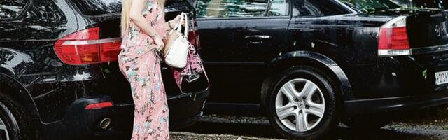 PO OVU NAŠU PEVAČICU POLITIČAR JE SLAO AVION: Pokazala telo u 59. godini, pa zapalila mreže