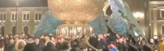 KORONA ŽURKA NA SAVSKOM TRGU! Na stotine ljudi se okupilo oko spomenika Stefanu Nemanji i "oplelo" Užičko kolo - građani besni! /VIDEO/