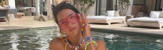 Manje od ovog ne može - Dua Lipa u minijaturnom heklanom bikiniju koji je zbog nje rasprodat za nekoliko minuta