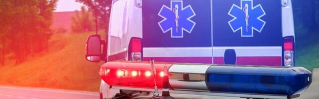 DEDA (76) NAPRAVIO HAVARIJU NA VRAČARU! Motorom se zakucao u dva automobila, prevezen u Urgentni centar!