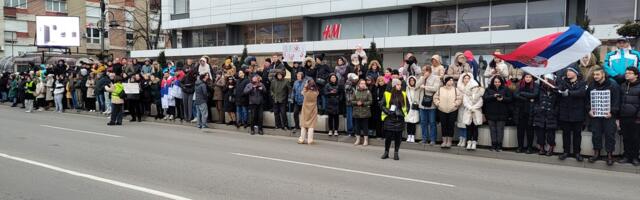 Studenti apeluju na Nišlije da preparkiraju automobile iz centra grada pre početka velikog protesta