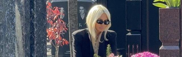 Galantno! Karleuša počastila ženu koja prosi na groblju, nije štedela (VIDEO)