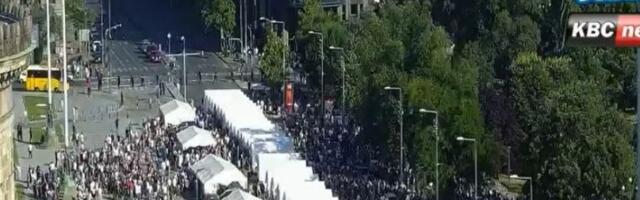 Građani se okupljaju ispred Skupštine, prisutna i Žandarmerija