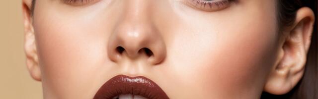 Da, i leti nosimo braon karmin – evo i zašto ćeš ga obožavati!