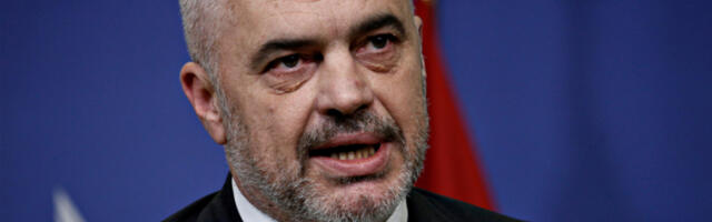 ZAIGRALA MEČKA I PRED NJEGOVIM VRATIMA Protest ispred kancelarije Edija Rame, traži se OSTAVKA