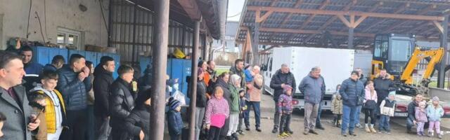 Ovde paketiće dele kašikom, a pogledajte kolika je: Mališani nikad srećniji