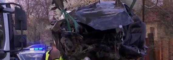 STRAŠNE SLIKE S MESTA TEŠKE NESREĆE U BARAJEVU: Poginuo mladić (21), od automobila nije ostalo ništa (FOTO)