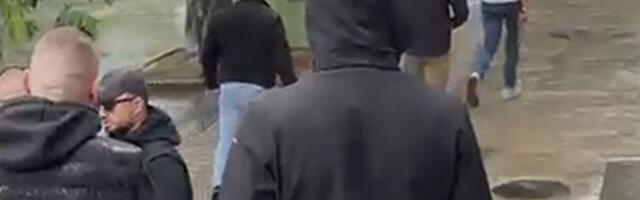 NASILNIK SATAROM NASRNUO NA AKTIVISTE SNS! Brutalan napad u centru Lazarevca tokom skupa "Srbija pobeđuje"! (VIDEO)