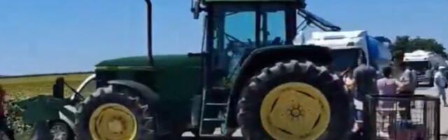Meštani Neština i Vizića i dalje blokiraju put ka graničnom prelazu sa Hrvatskom