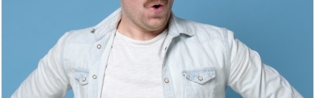 Zvezda filmova za odrasle ponosna grudima od 18 kilograma