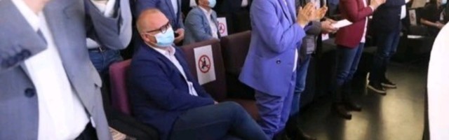 Prokletstvo, Šapić! Vesić na aparatima