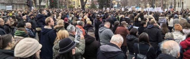 Veliki protest u Nišu: Radnici dopisništva RTS podržali građane (FOTO, VIDEO)