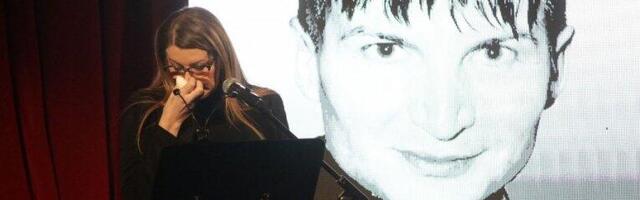 PLAČ VIKI MILJKOVIĆ SE PROLOMIO SALOM: Pevačica održala POSLEDNJI GOVOR pokojnom bratu - POTRESNA SCENA kida dušu! (VIDEO)