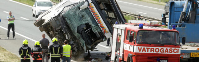 U SUDARU AUTOBUSA I AUTOMOBILA DVOJE POGINULO, A 31 POVREĐEN Stravične slike sa mesta nesreće (FOTO)