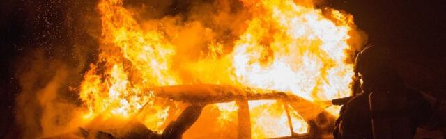 Zapalio "fijat punto" na parkingu u Krnjači, plamen zahvatio još dva vozila