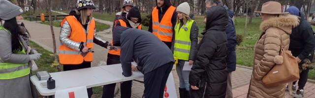 Ko tebe pecivom, ti njega čokoladicom: Reporter Danasa na studentskom štandu u Kragujevcu