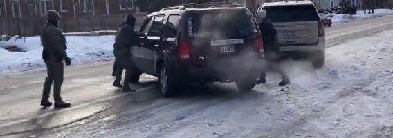 (UZNEMIRUJUĆE) AMERIČKI IMIGRACIONI SLUŽBENIK UBIO ŽENU NASRED ULICE: Oglasio se Tramp nakon objavljivanja snimka smrtonosnog incidenta