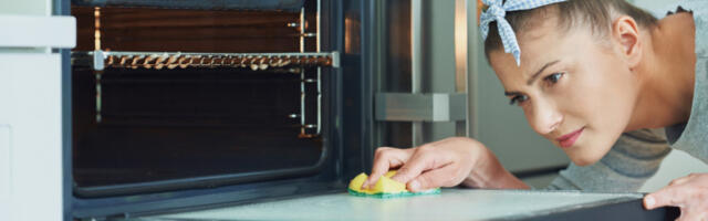 Masnoća iz rerne nestaje PREKO NOĆI uz jednu namirnicu koju svi imamo u kuhinji  - i to bez ribanja