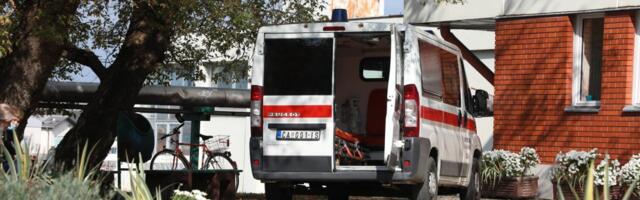 Poznato stanje povređenih u jučerašnjoj nesreći u Čačku: U bolnicu prevezene 4 osobe, od toga dvoje dece