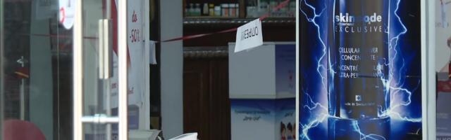 Zaposleni trakama ogradili oštećeni vitraž Apoteke Beograd u Knez Mihailovoj, kažu da nadležni ne reaguju