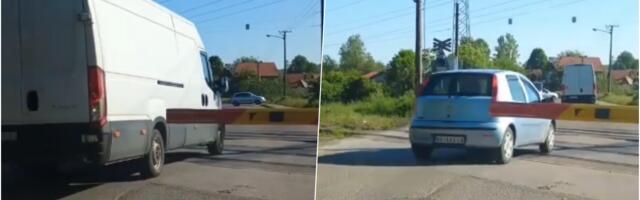 MALO IM JE NESREĆA NA PUTEVIMA?! Užasavajuć snimak iz Lazarevca, vozači zaobilaze rampu i prelaze prugu kao da signalizacija ne postoji (VIDEO)
